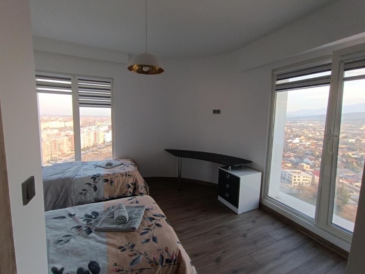 18Th & 16H Floor Secure Luxury Condos With Pool & Fitness Included In Price 斯科普里 外观 照片