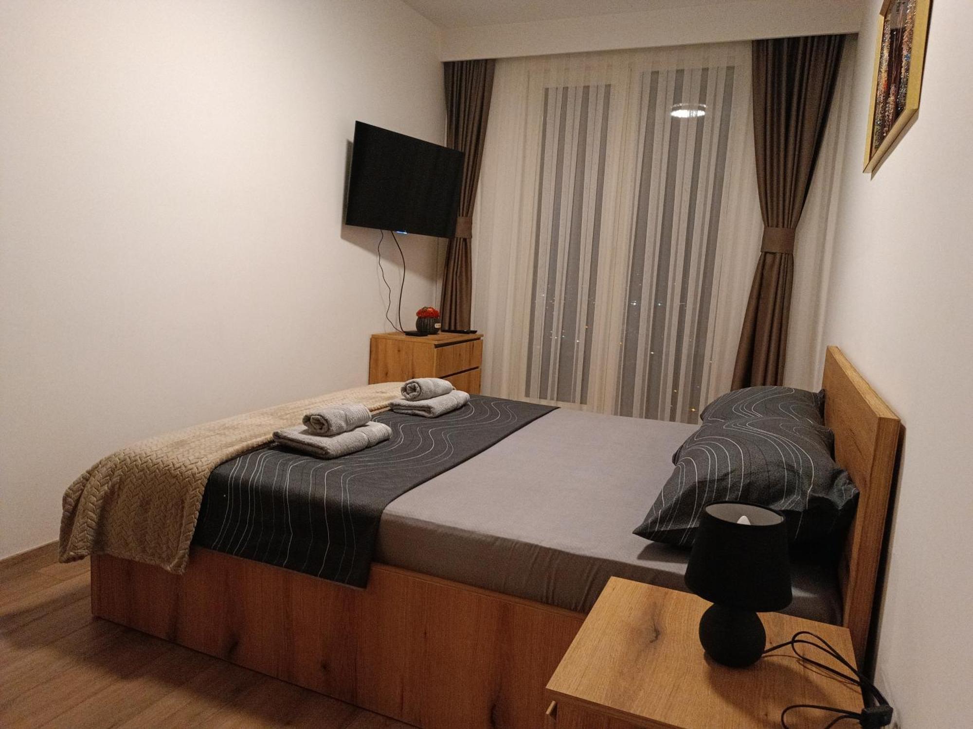 18Th & 16H Floor Secure Luxury Condos With Pool & Fitness Included In Price 斯科普里 外观 照片